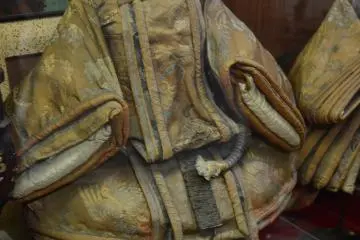 <p>Boneka yang merepresentasikan pangeran Jepang dari pertengahan periode Edo dalam balutan kain sutra yang dibuat di Tiongkok.</p>