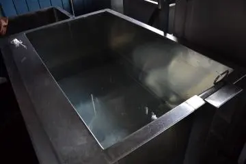 <p>Wadah alumunium yang digunakan untuk membilas lem beras pada kain.</p>