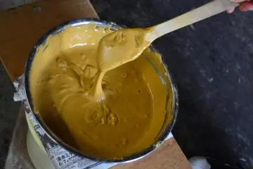 <p>Lem beras mengandung banyak gelembung udara yang harus dihilangkan dengan sikat. Hal ini dilakukan untuk keutuhan motif hingga akhir proses produksi.</p>