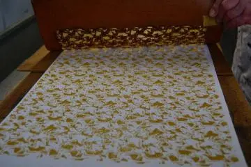 <p>Lem beras yang sudah diaplikasikan di atas kain dengan menggunakan cetakan 'kata'</p>