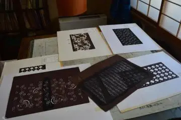 <p>Contoh lama dari 'kata' yang sudah tidak terpakai lagi karena perbedaan ukuran dan desain yang sudah berbeda dengan masyakarat masa kini.</p>