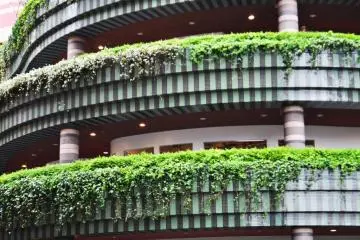 ห้างสรรพสินค้าแห่งนี้ตกแต่งด้วยพรรณไม้อย่างสวยงาม