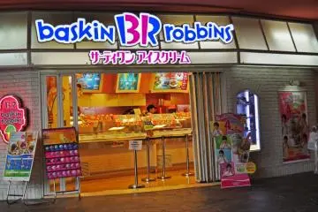 ร้านไอศครีม Baskin Robbins อยู่ชั้นล่างสุด