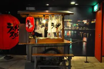 <p>Yatai dipajang di pintu masuk "stadion.' Fukuoka terkenal dengan warung makan informal ini yang didirikan setiap malam di jalan-jalan dan menyediakan makanan seperti ramen.</p>