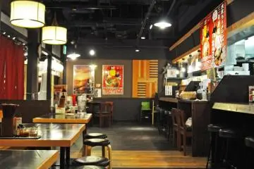 <p>Bagian dalam restoran.</p>