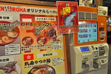 <p>Ini adalah proses yang sederhana. Setelah Anda memutuskan apa yang Anda inginkan, gunakan mesin di sebelah menu untuk membeli tiket untuk makanan Anda.</p>