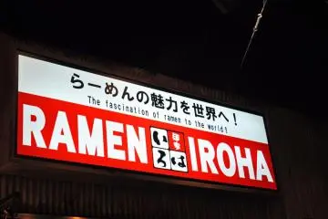 <p>Tanda di luar restoran yang saya kunjungi. Mereka bahkan memiliki hidangan ramen Amerika yang saya pikir cukup menarik.</p>