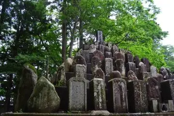 Stones of a Mandala in the grounds of a temple along the road to Kumano Shrine. (Photo: Mifthanzi Ariana Sarashanti)