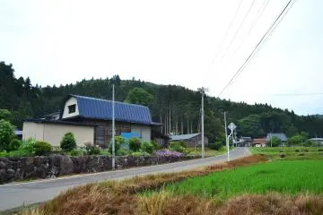 The beautiful country scenery of Towa-cho surrounds the road to the shrine. (Photo: Mifthanzi Ariana Sarashanti)