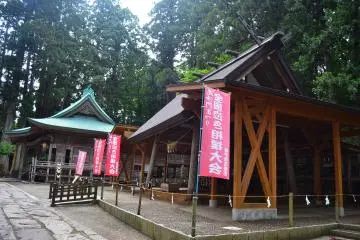 <p>Main hall&nbsp;of Kumano&nbsp;Shrine and area for nakizumo (cry baby sumo wrestling) that stand&nbsp;side by side.</p>