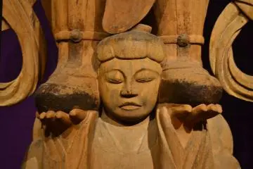 <p>God&nbsp;of the earth that carries&nbsp;Bishamonten with her two hands.</p>