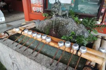 Chouzuba to wash hands before praying