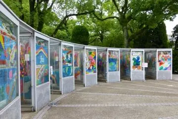 <p>มีซุ้มผลงานอยู่ 9 ซุ้มรายรอบอนุสาวรีย์ แต่ละซุ้มประกอบด้วยนกกระเรียนนับพันตัว</p>