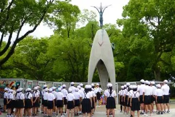 <p>เด็กๆรวมตัวกันเพื่อร้องเพลงแห่งสันติภาพด้านหน้าอนุสาวรีย์</p>
