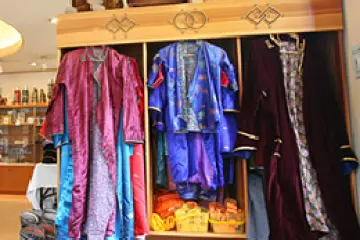 Dress up in traditional Mongolian dress (Photo: Tenger)