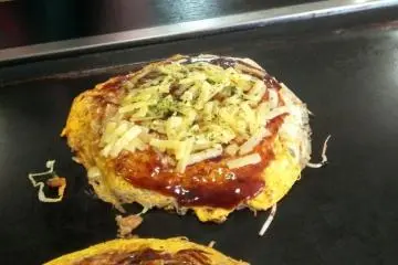 치즈 토핑을 추가한 오코노미야끼!