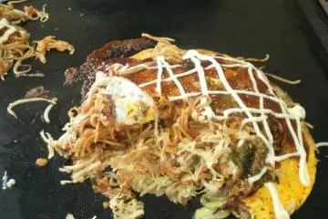 안에 야끼소바를 토핑추가한 오코노미야끼!