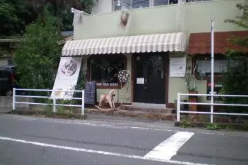 ด้านหน้าของร้านกาแฟแพนเค้กรุสะรุกะ