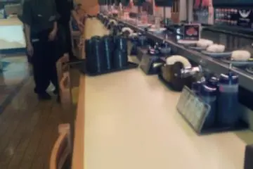 카운터에 앉아 한컷!