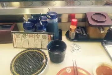 스시를 맛있게 냠냠! 앞에 간장. 시치미 등이 준비되있어요.