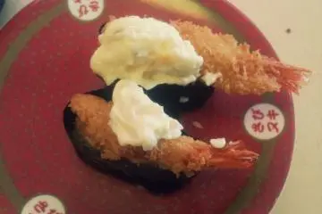 빨간 접시는 와사비를 빼고라는 뜻이랍니다. 에비마요를 주문!!