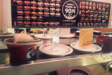 접시 위의 간판을 보고 주문하실 수도 있어요. 전품 90엔!!!