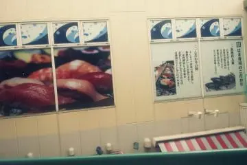 회전스시라고 얕잡아 보지 마라! 하마즈시의 유래가 쓰여 있답니다.