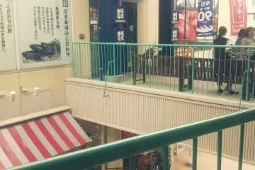 구름다리 건너에서 본 가게 입구랍니다.
