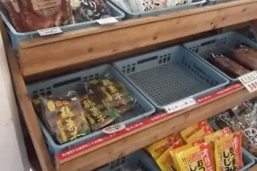 바깥 진열대의 지역 농산물