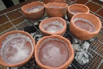 Atelier de fabrication de sel selon la méthode traditionnelle 