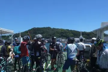 Cyclistes prenant le bateau pour rejoindre une ile