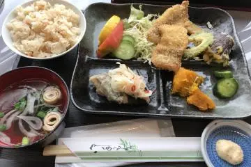 Repas à la cafétéria de la coopérative de la pêche 