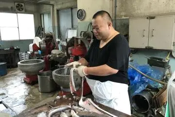 Fabrication du kamaboko avec du poisson fraîchement pêché