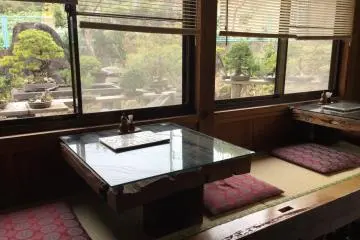 โต๊ะที่นั่งสำหรับสองคนพร้อมวิวต้นบอนไซ