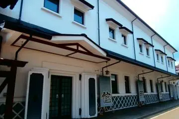 This type of building was usually used as a storehouse