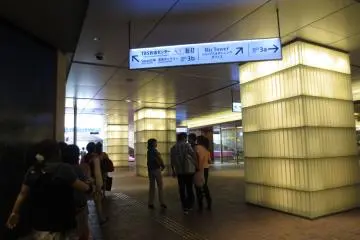 Helpful signs leading to Akasaka Sacas