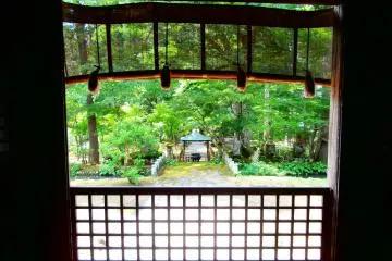 They let the cool breeze flow into the temple during the summer