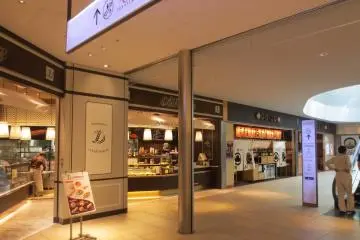 Dining and shopping in Biz Tower