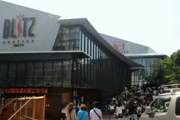 Lines outisde of Akasaka Blitz livehouse and ACT theater