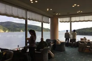 로비의 큰 창문들