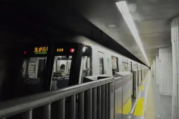 A train arriving at Azabu-juban Station