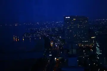 There are two observation decks open untill 10 pm; the lower one has a ‘couples’ theme for snuggling with a 360 degree view of the city.