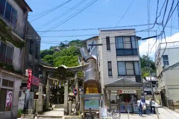 Le centre d'information touristique à droite du funiculaire