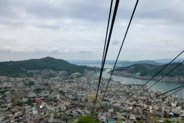 Vue sur les maisons entassées sur les collines de Onomichi