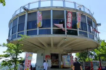La plateforme d'observation dans le parc Senkō-ji
