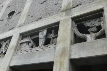 Intricate carvings line the outer edges of the cathedral. Descriptions (in Japanese) detailing the meaning behind each one are pinned to the back of the pillars