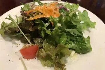 간단한 사이드 샐러드도 맛있었다.  비네그레트 드레싱... 맛있다!