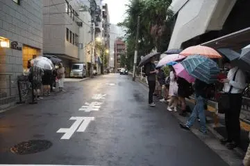 거리 건너 대기 줄