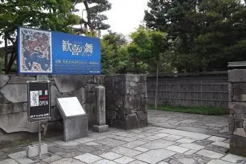 <p>The entrance from the street</p>