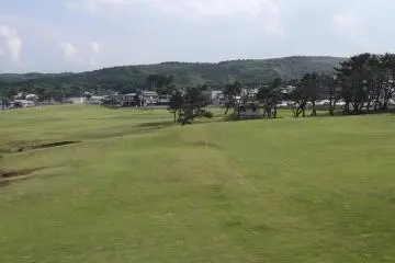 <p>The long expanse of lawn, a good place to walk barefoot</p>